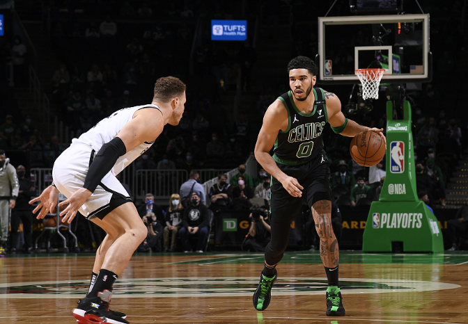 包含加拿大男篮力克凯尔特人，乔治·希尔送出助攻的词条