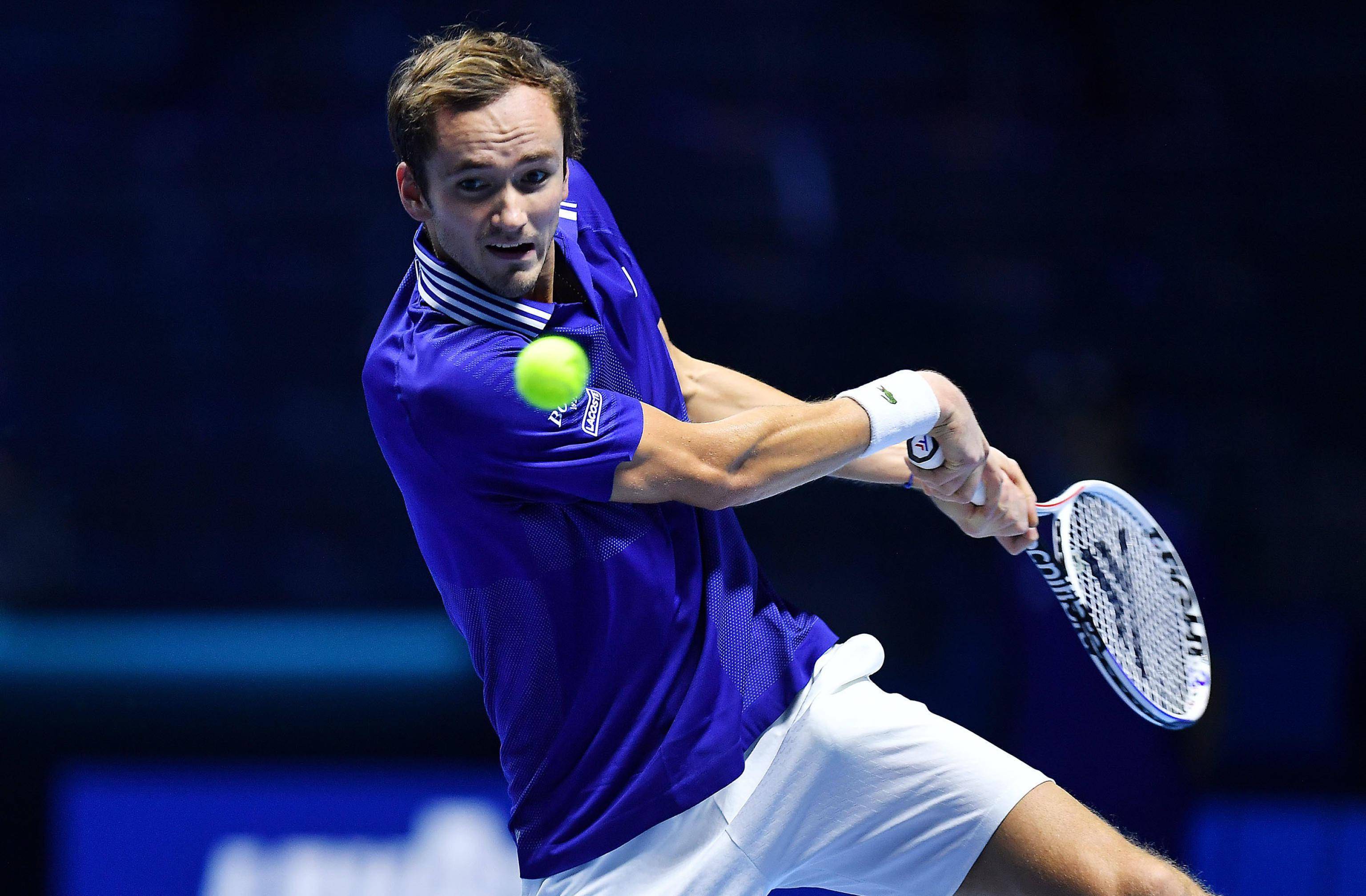 包含西班牙网球队轻取世界网球队，梅德韦杰夫惊艳世界的词条