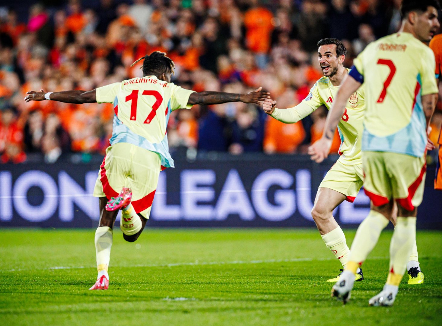 包含墨西哥鏖战加拿大，范佩西绝境逆转的词条