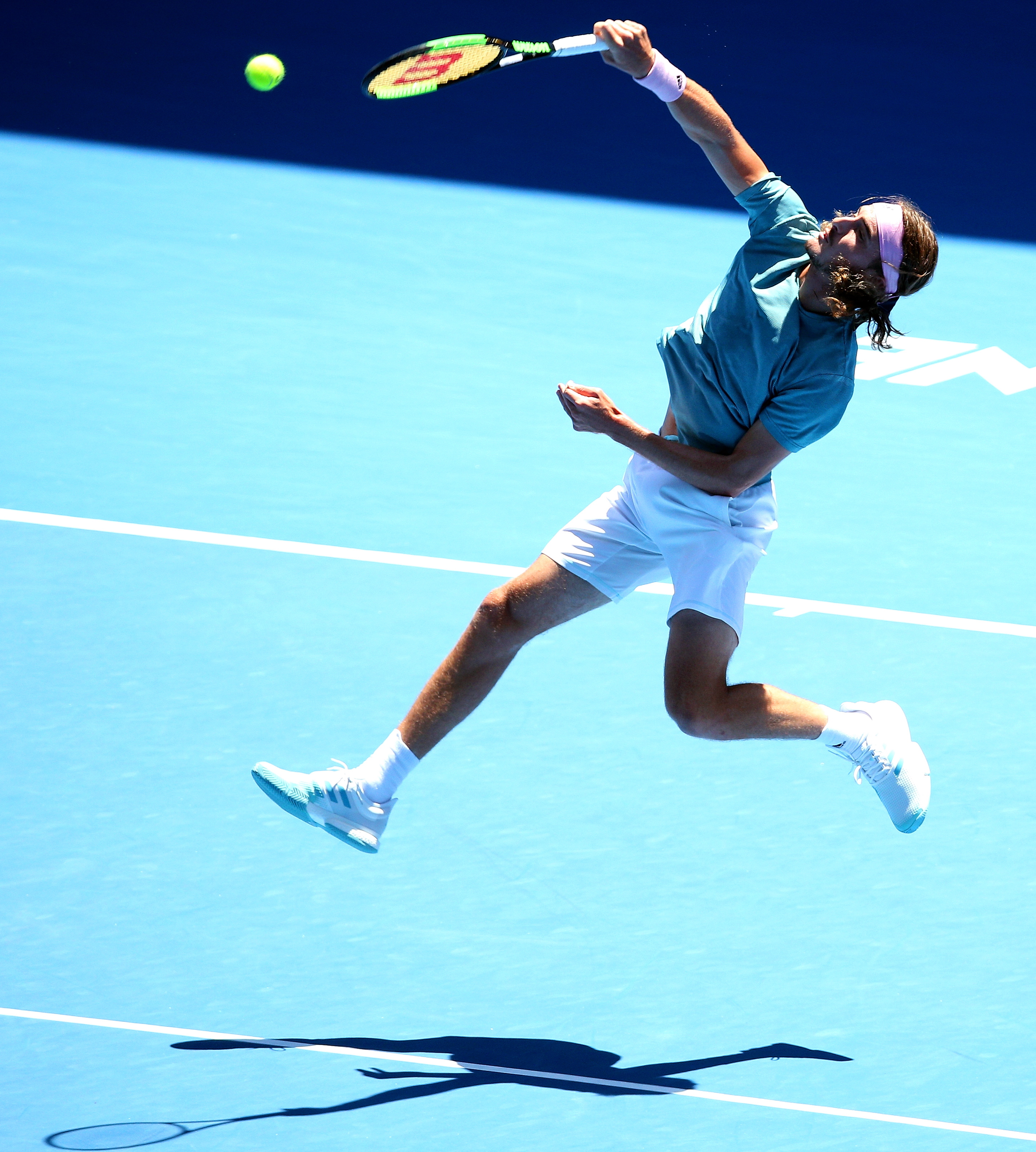 包含日本网球队完胜西班牙网球队，西西帕斯关键制胜的词条