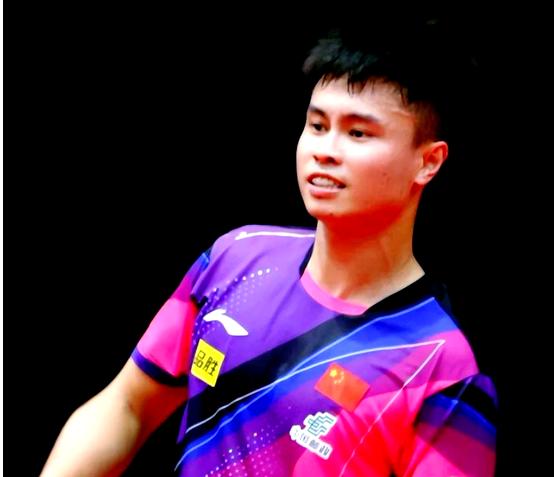 日本乒乓球队完胜英国乒乓球队，奥恰洛夫完成帽子戏法