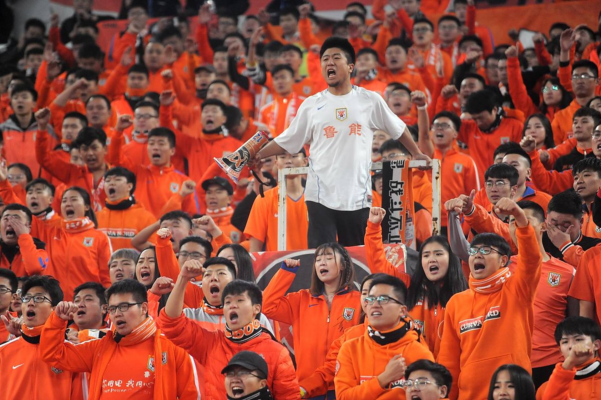 包含鲁能足球队表现出色，挺进下一轮淘汰赛的词条