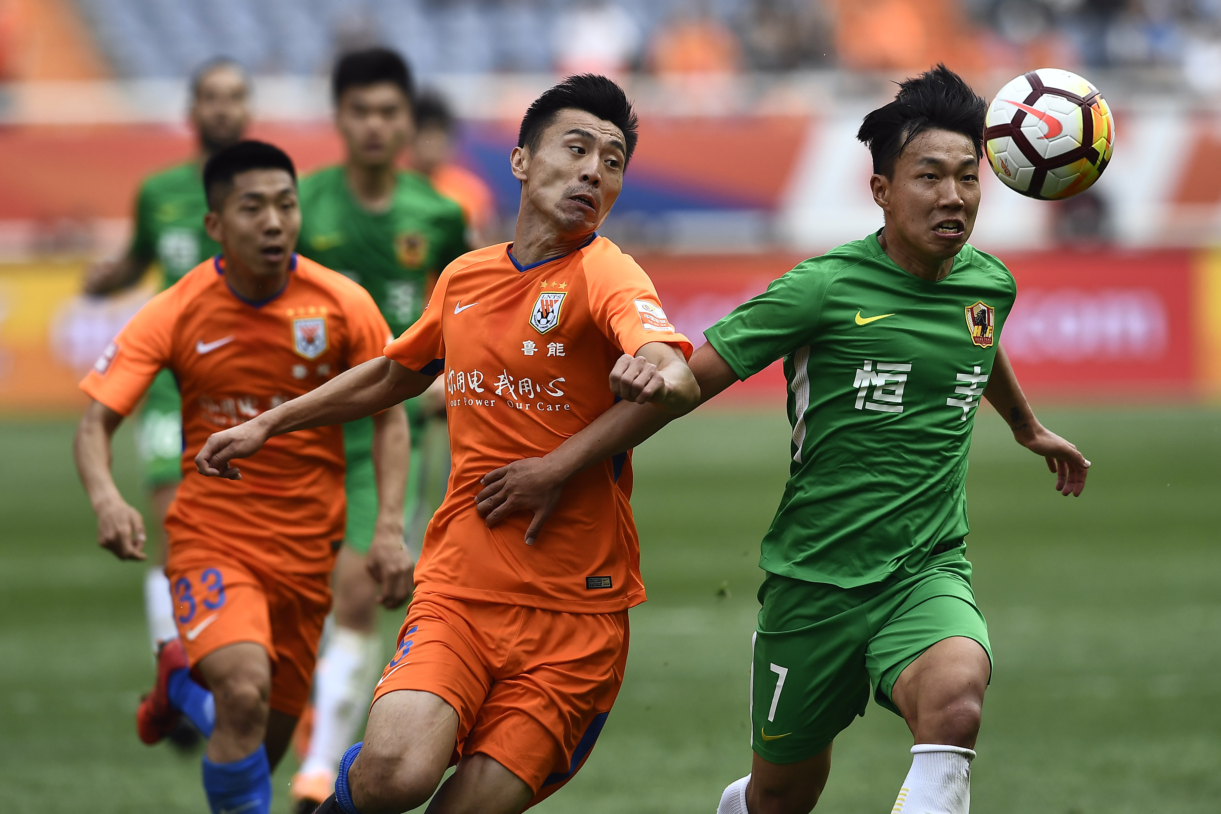 包含鲁能足球队表现出色，挺进下一轮淘汰赛的词条