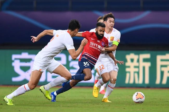 包含重庆队客场不敌对手，面临困境的词条