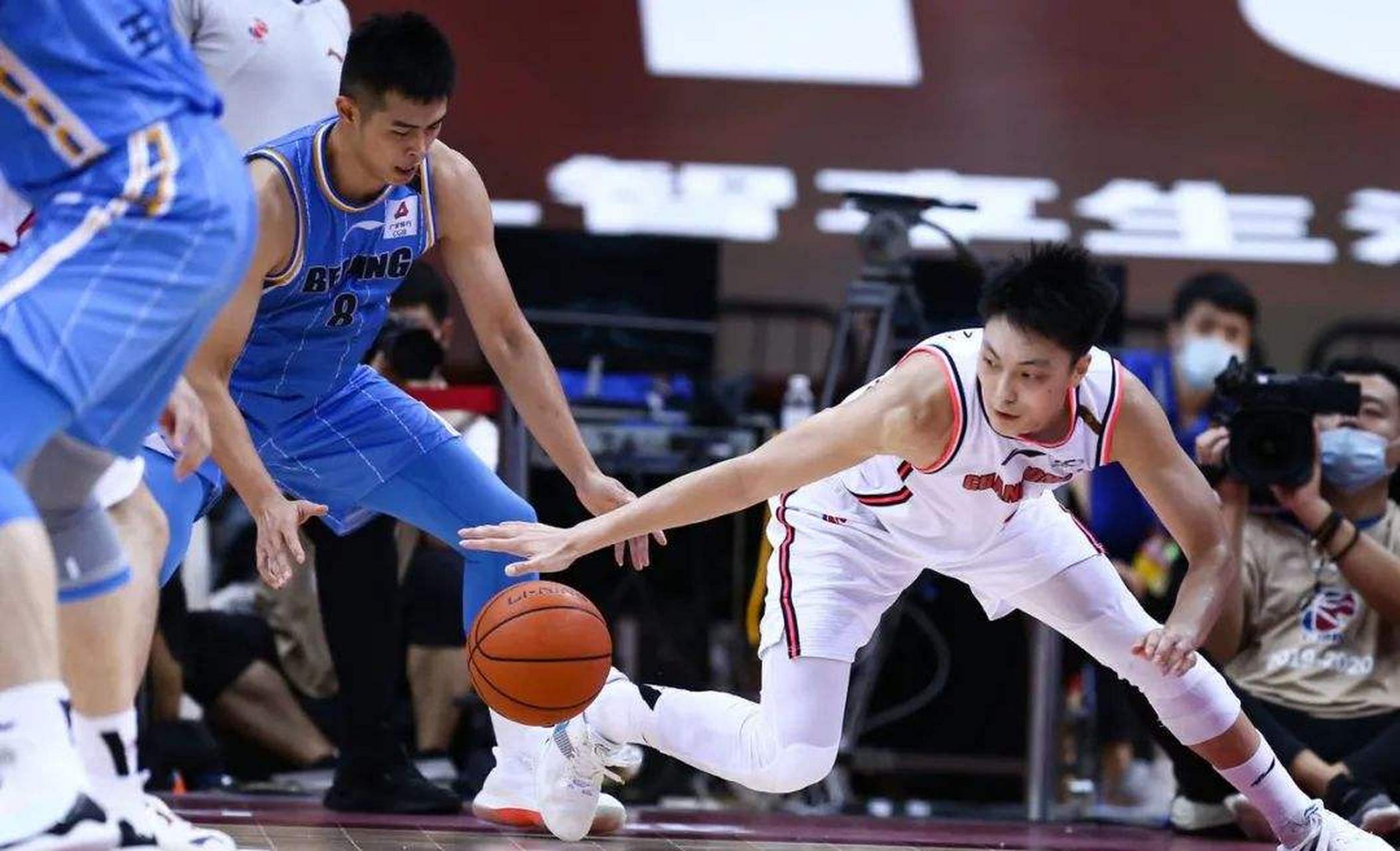 纷争不断！顶尖球队对决引爆