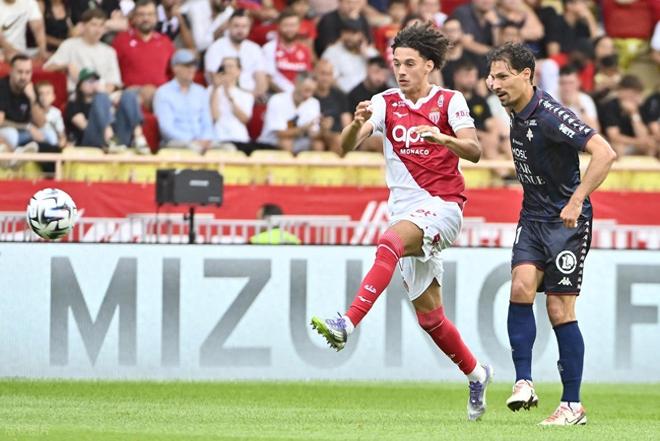 包含摩纳哥大胜尼斯，稳固法甲前四的词条