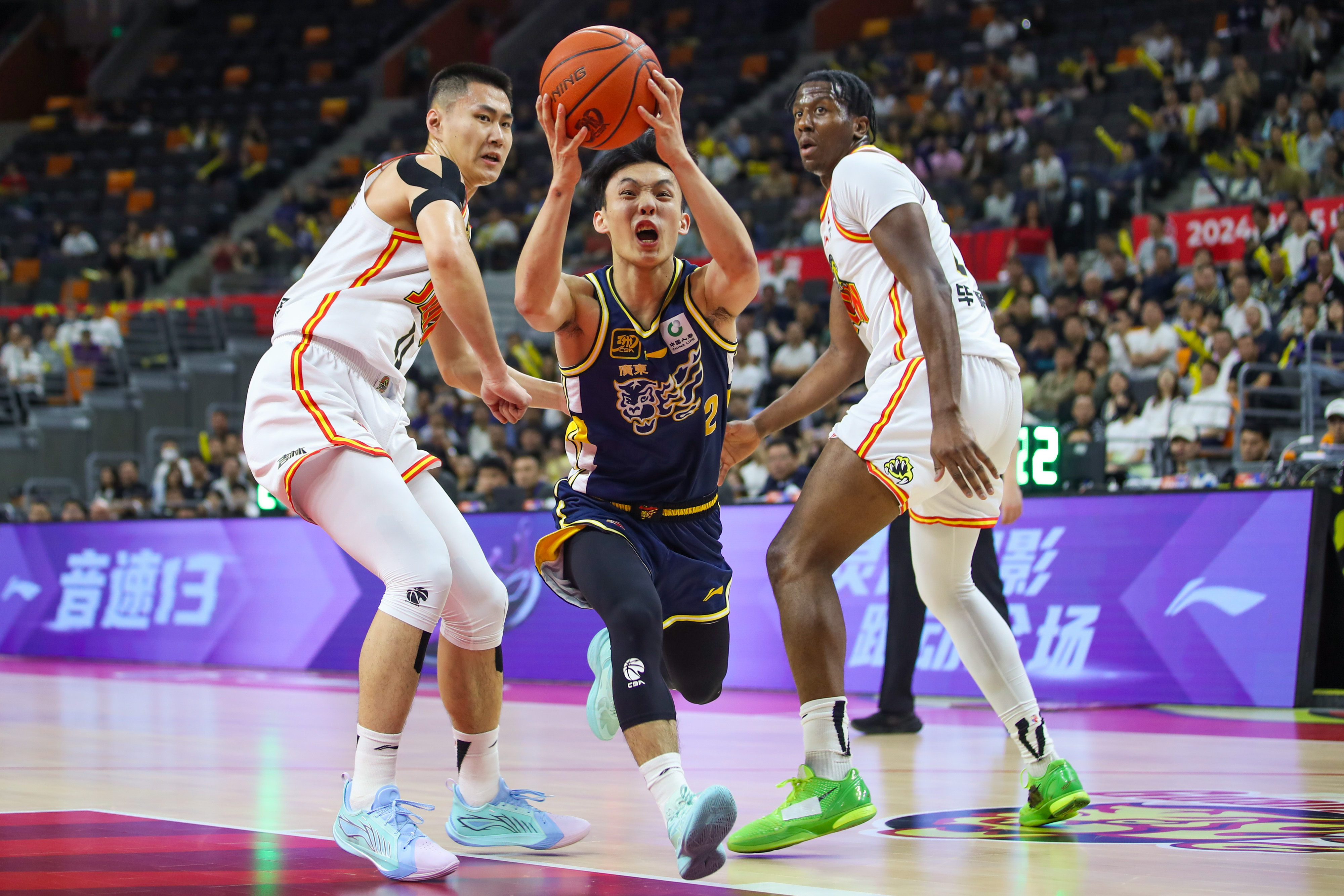 广东队横扫掘金，易建联关键制胜的简单介绍