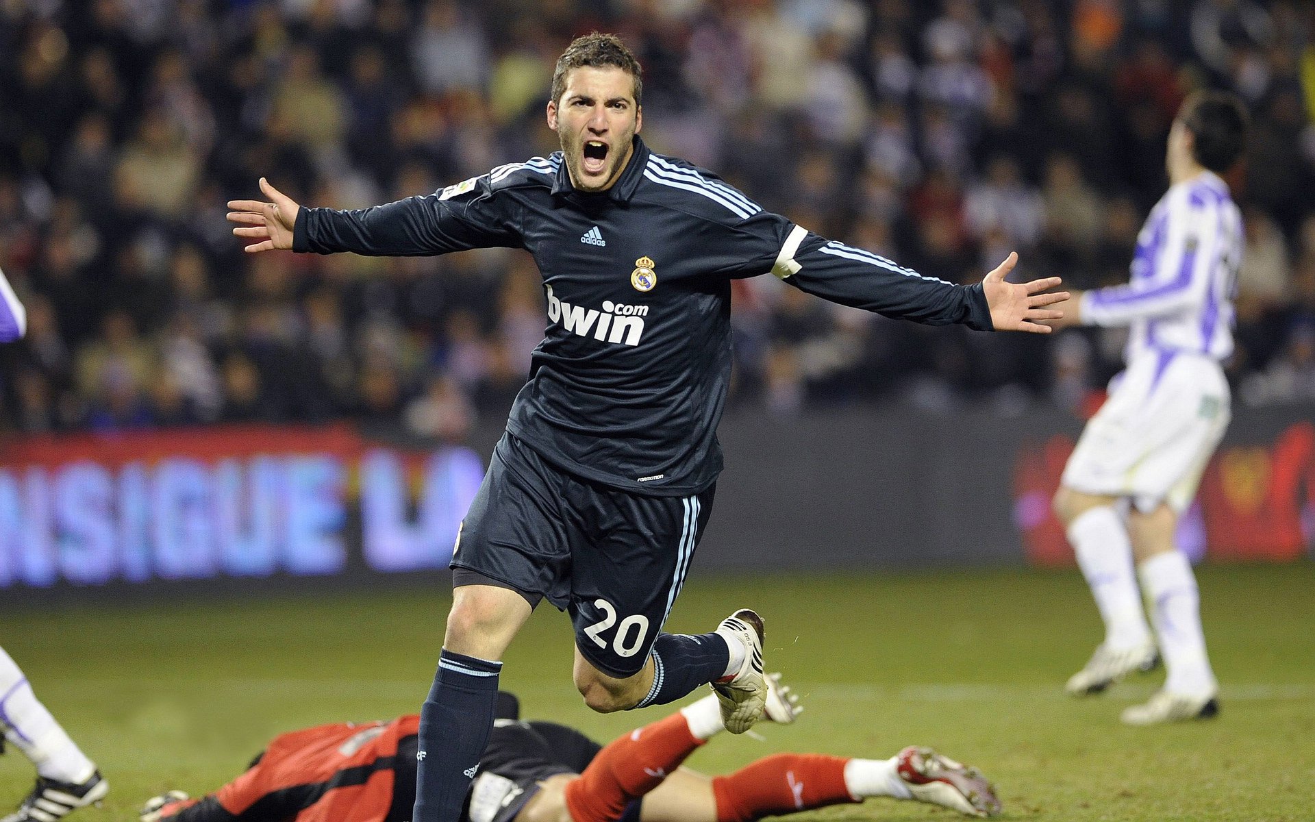 赛道上的瞬间永恒，哈斯绝杀阿斯顿马丁，阿隆索再铸传奇